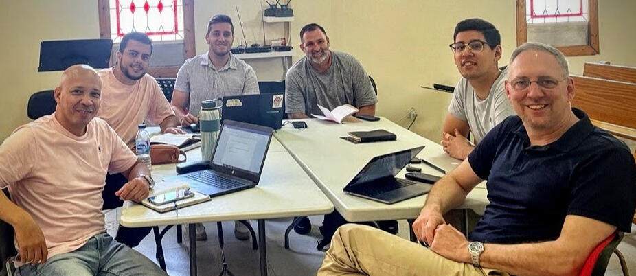 Contextual Training of new Leaders